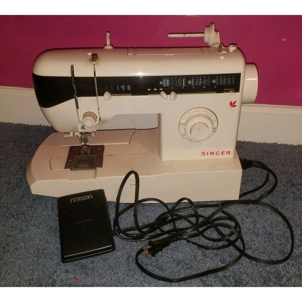 Singer 2732 Sewing Machine with Foot Pedal Embroidery Fancy Stitch Nice HTF